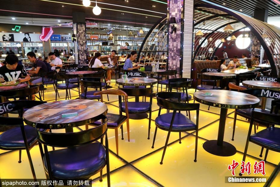 Restaurante temático é inaugurado na universidade em Zhengzhou