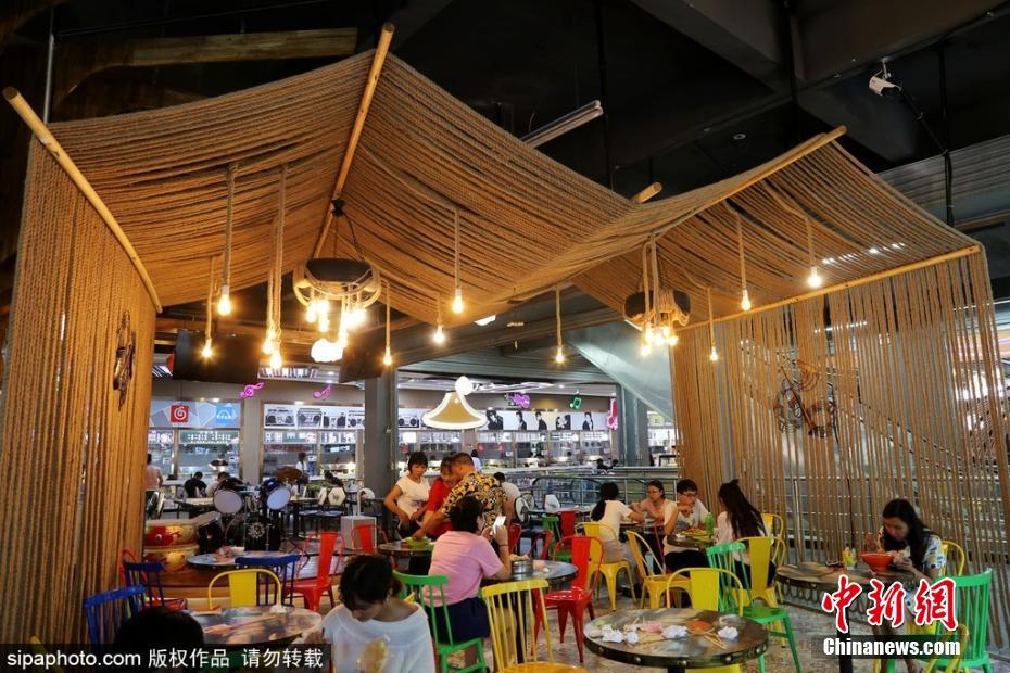 Restaurante temático é inaugurado na universidade em Zhengzhou