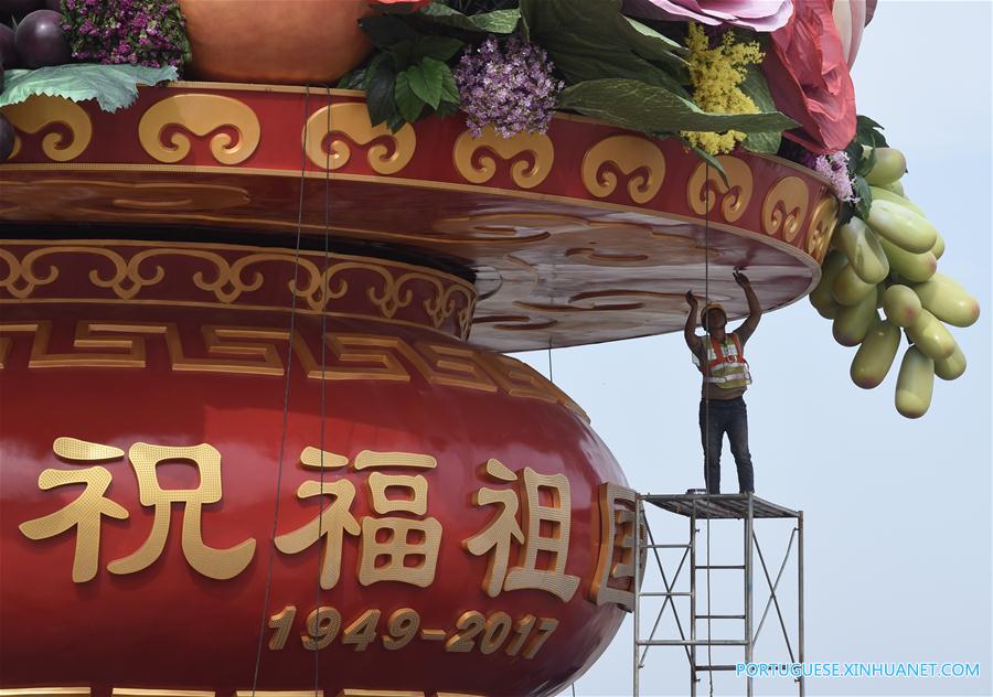 Trabalhadores instalam grande canteiro de flores na Pra?a Tiananmen em Beijing