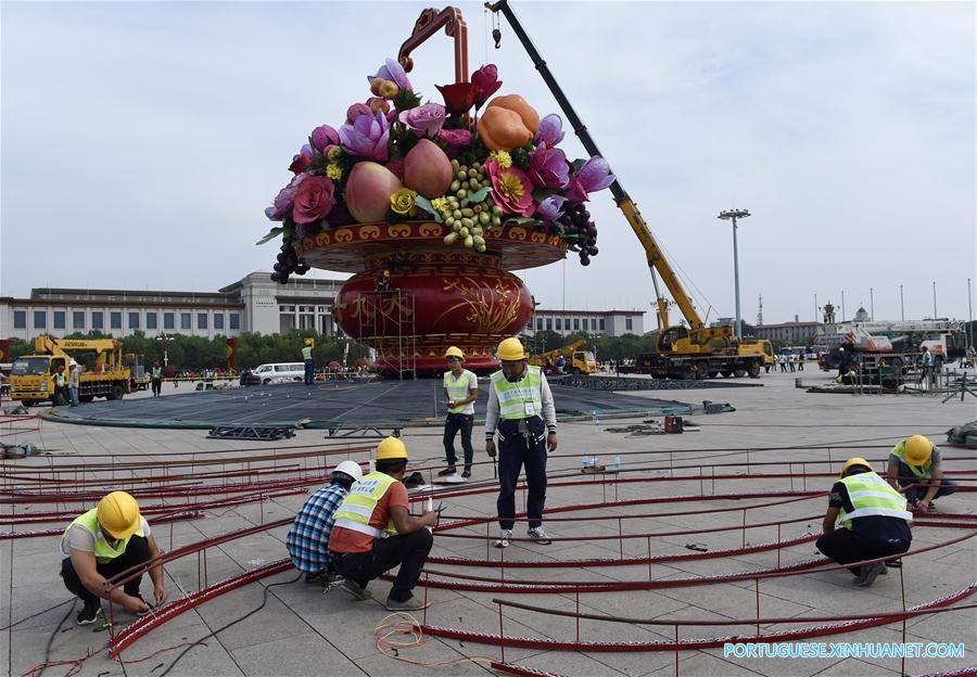 Trabalhadores instalam grande canteiro de flores na Pra?a Tiananmen em Beijing