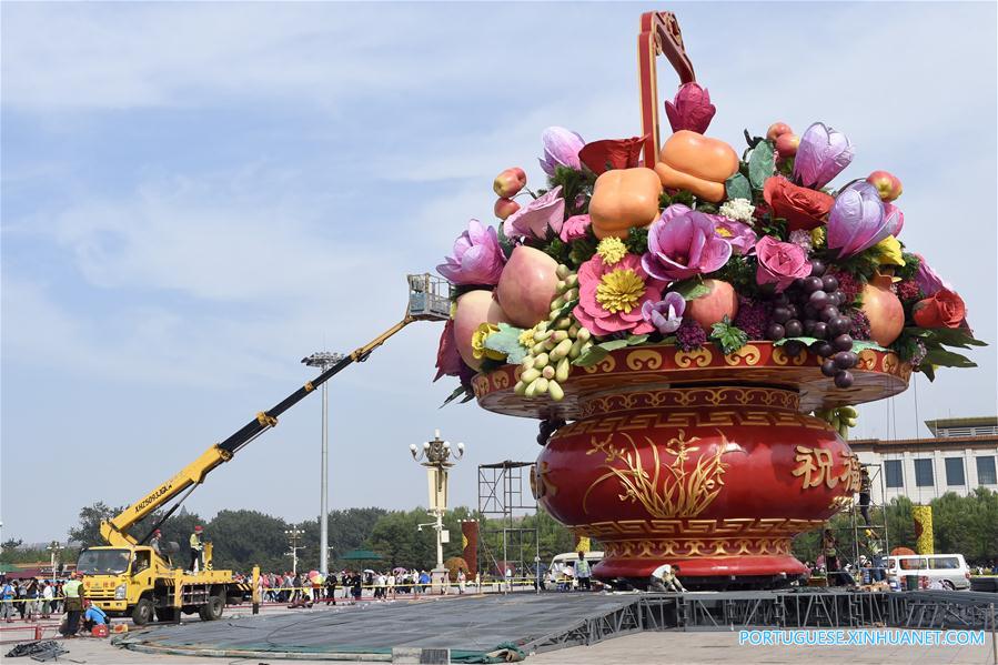 Trabalhadores instalam grande canteiro de flores na Pra?a Tiananmen em Beijing