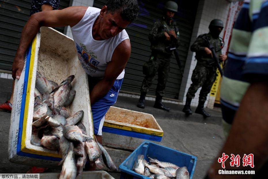 Brasil continua repress?o às drogas na maior favela do Rio