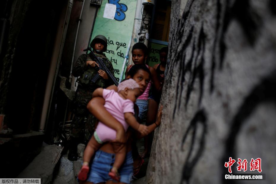 Brasil continua repress?o às drogas na maior favela do Rio