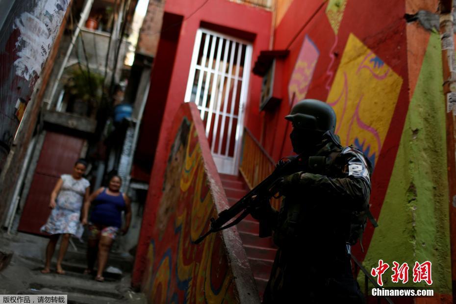 Brasil continua repress?o às drogas na maior favela do Rio