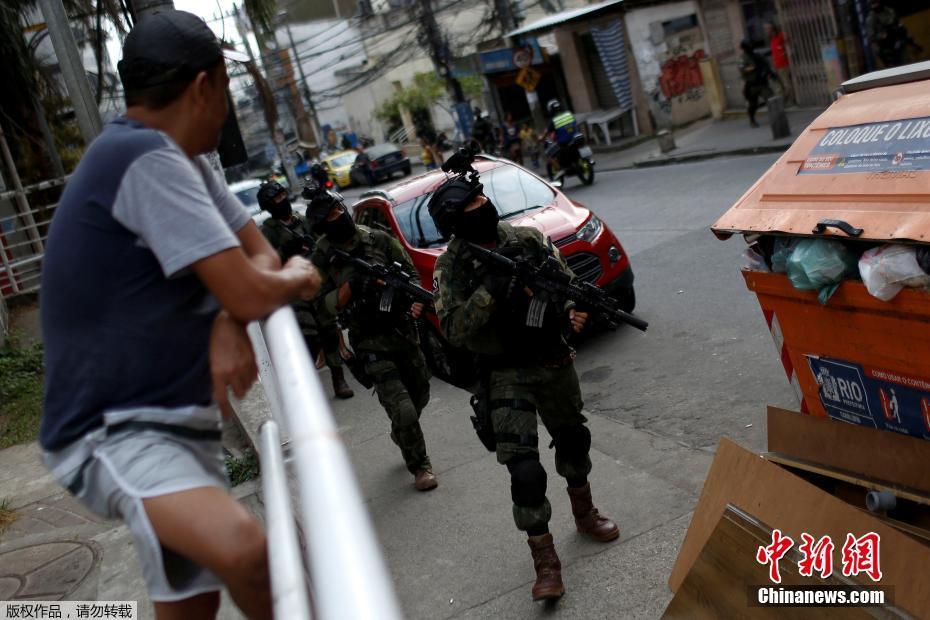 Brasil continua repress?o às drogas na maior favela do Rio