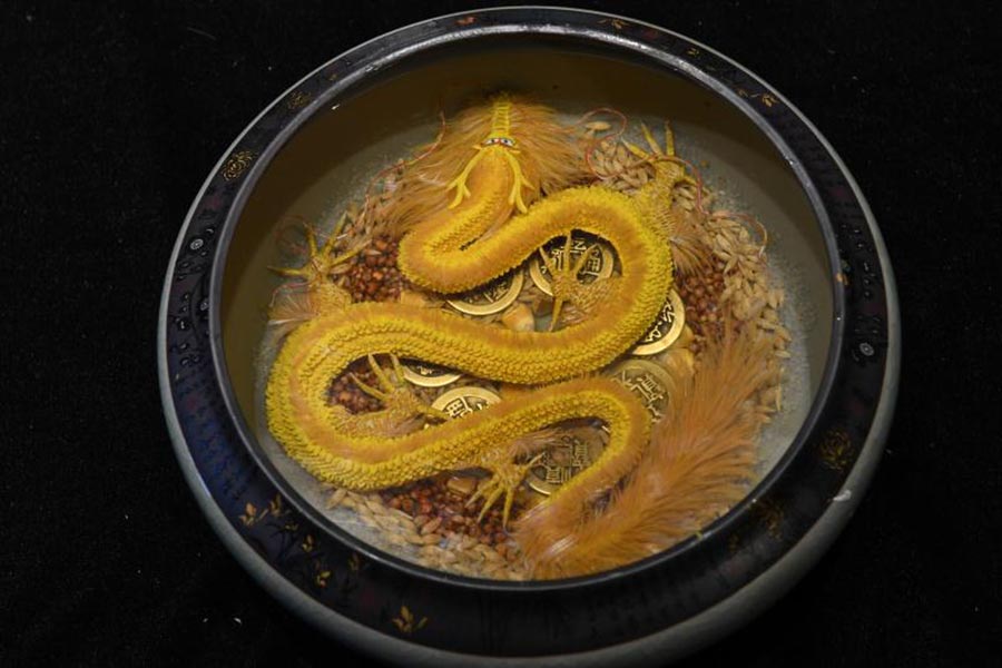 Artista chinês autodidata cria pinturas em resina