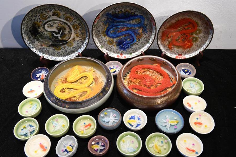 Artista chinês autodidata cria pinturas em resina