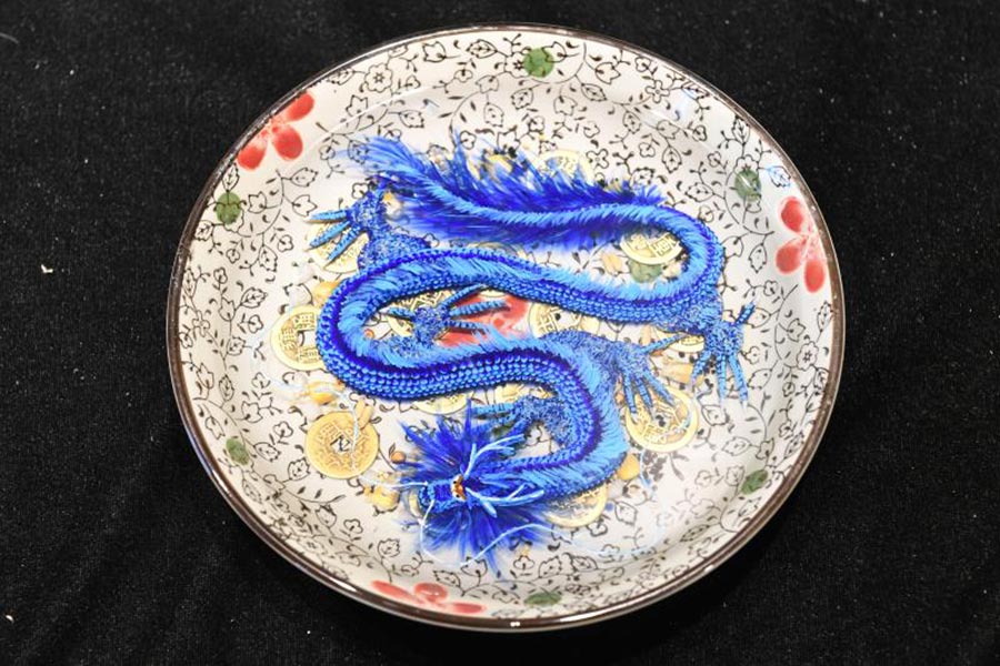 Artista chinês autodidata cria pinturas em resina