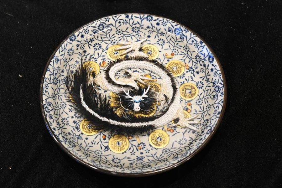 Artista chinês autodidata cria pinturas em resina