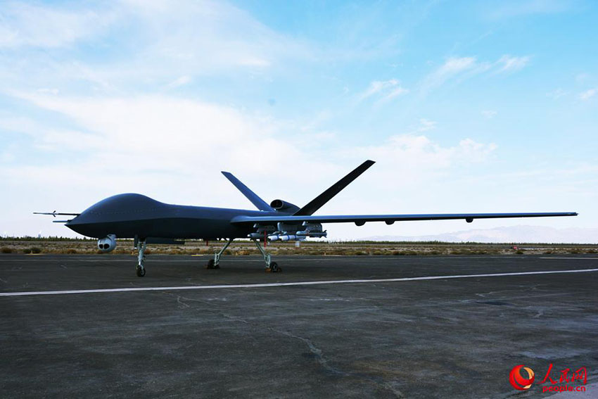 Drone chinês “Arco-íris 5” realiza exercício com fogo