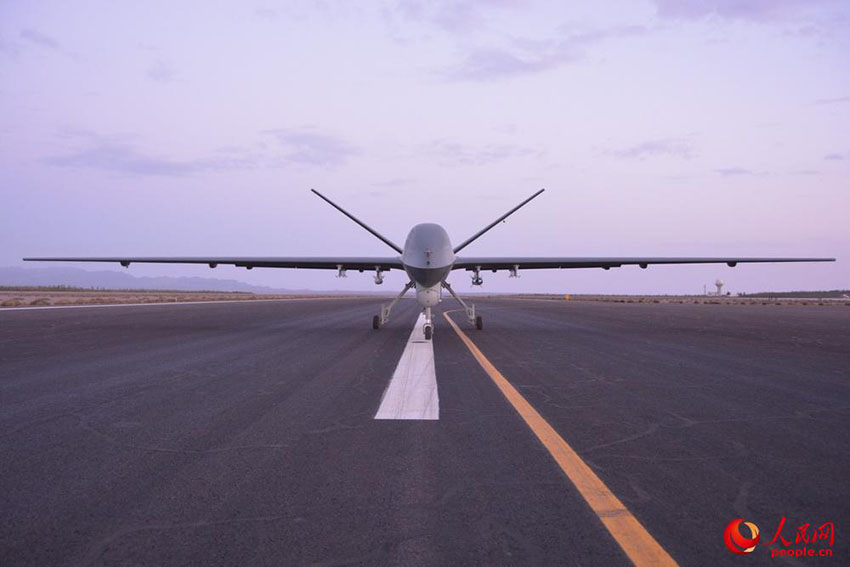 Drone chinês “Arco-íris 5” realiza exercício com fogo