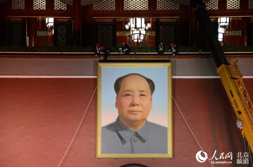 Novo retrato de Mao Zedong colocado na Pra?a Tiananmen para celebrar Dia Nacional