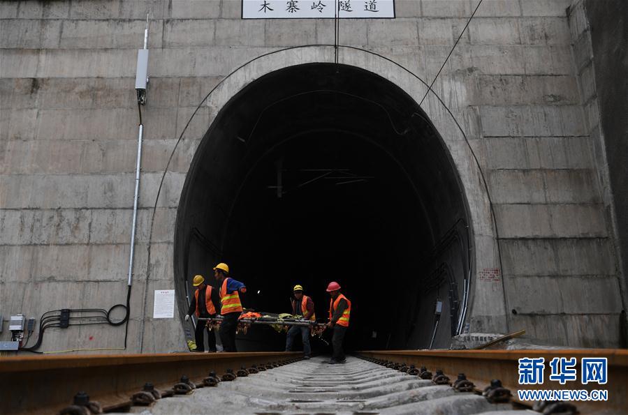 China inaugura ferrovia Lanzhou-Chongqing