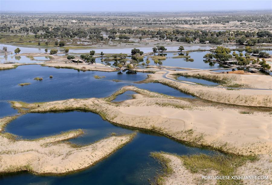 Cenário turístico do rio Tarim, na Regi?o Aut?noma Uigur de Xinjiang
