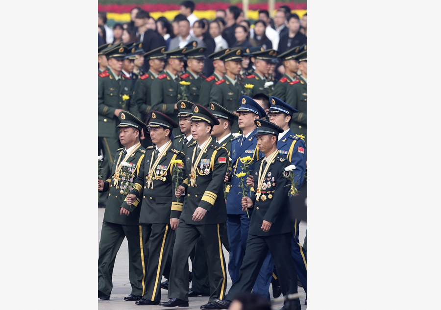 Presidente Xi presta homenagem a heróis nacionais na Pra?a Tian'anmen
