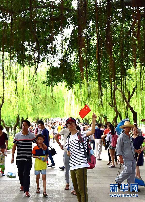 Chineses em todo o país celebram o 68° aniversário da República