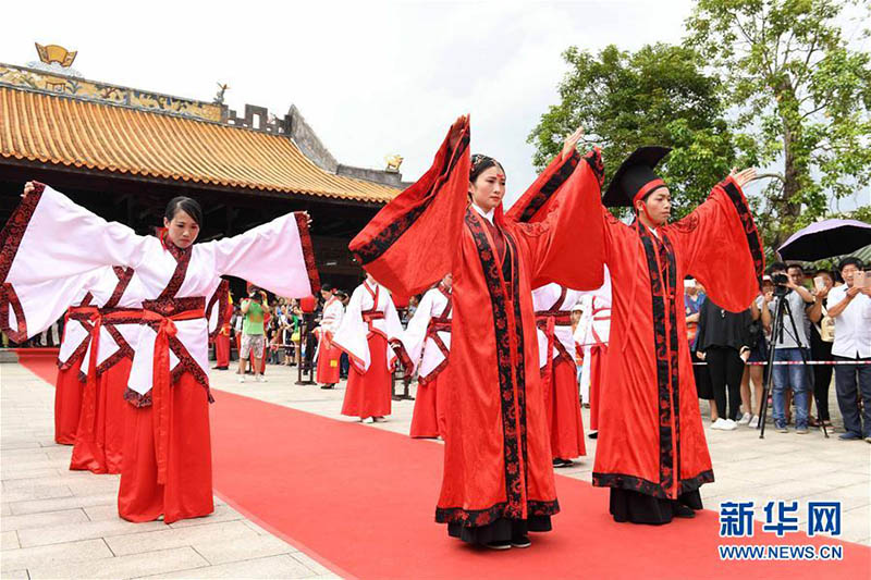 Chineses em todo o país celebram o 68° aniversário da República
