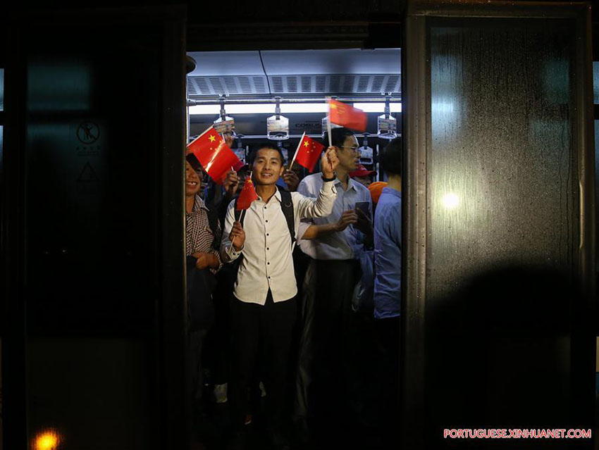 Voos fretados levam cerca de 400 chineses de volta para a China depois do Furac?o Maria