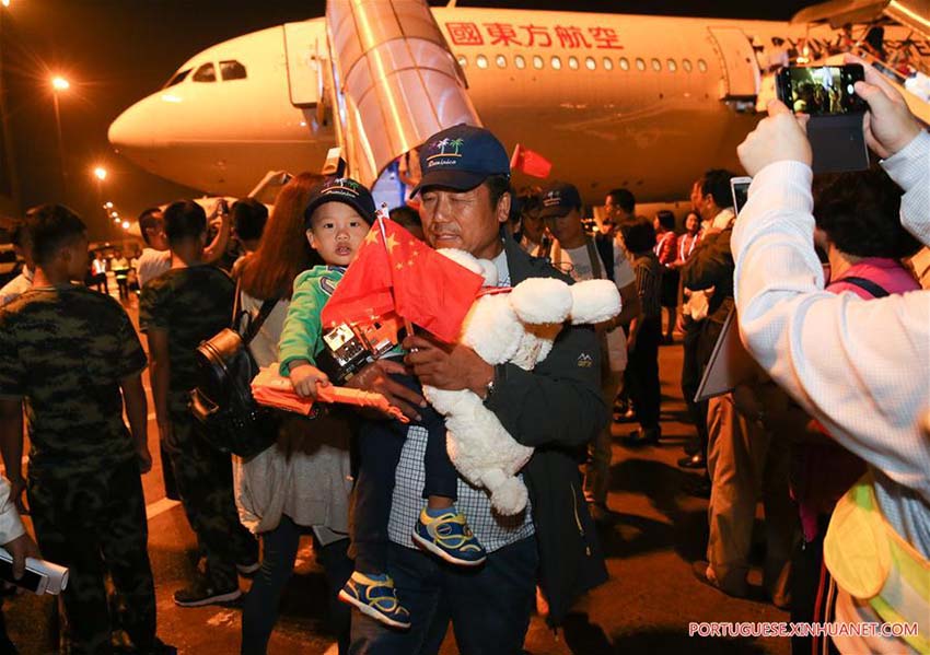 Voos fretados levam cerca de 400 chineses de volta para a China depois do Furac?o Maria