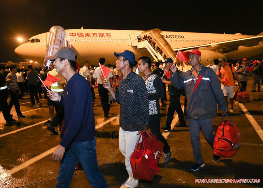 Voos fretados levam cerca de 400 chineses de volta para a China depois do Furac?o Maria