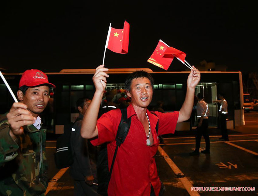 Voos fretados levam cerca de 400 chineses de volta para a China depois do Furac?o Maria