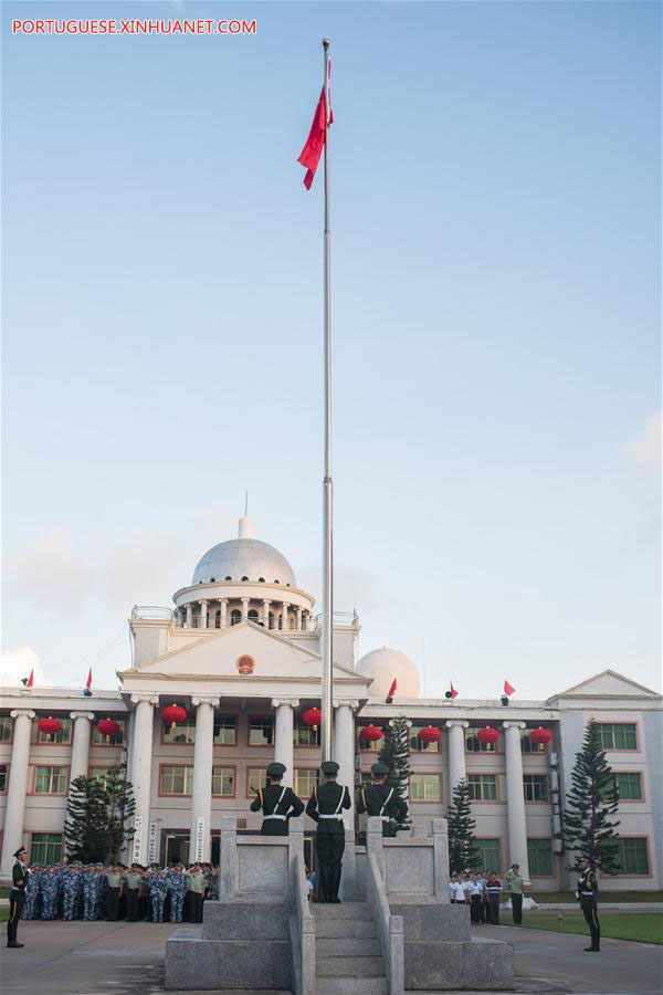 Cerim?nias de hasteamento da bandeira nacional s?o realizadas ao redor da China