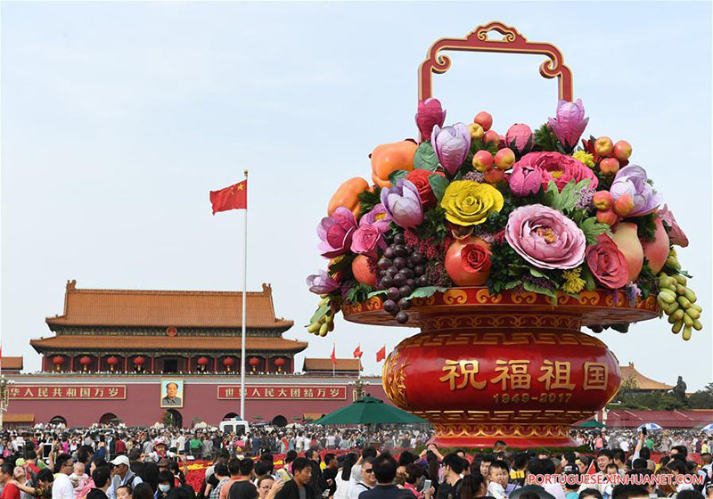 Beijing recebe decora??es de flores para celebrar Dia Nacional