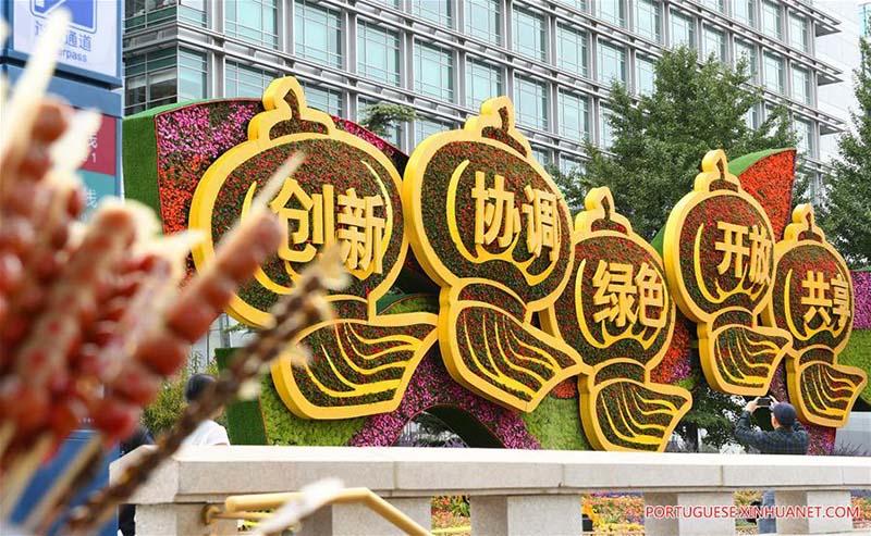 Beijing recebe decora??es de flores para celebrar Dia Nacional
