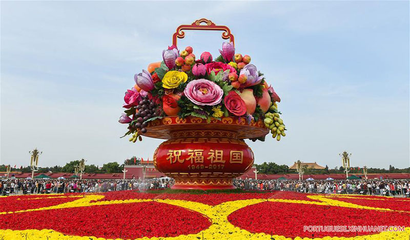 Beijing recebe decora??es de flores para celebrar Dia Nacional