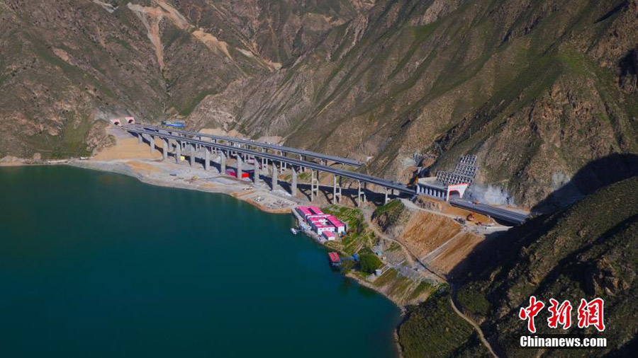 Município aut?nomo no noroeste da China inaugura primeira autoestrada