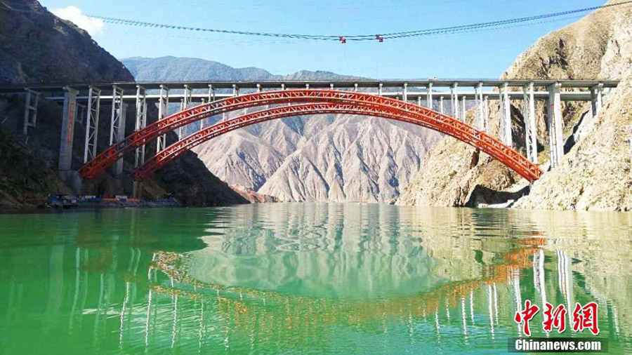 Município aut?nomo no noroeste da China inaugura primeira autoestrada