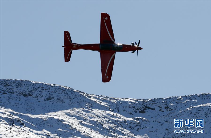 For?a Aérea Suí?a realiza exercício nos Alpes