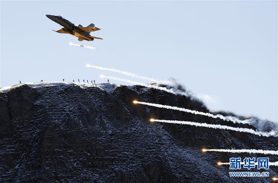 For?a Aérea Suí?a realiza exercício nos Alpes