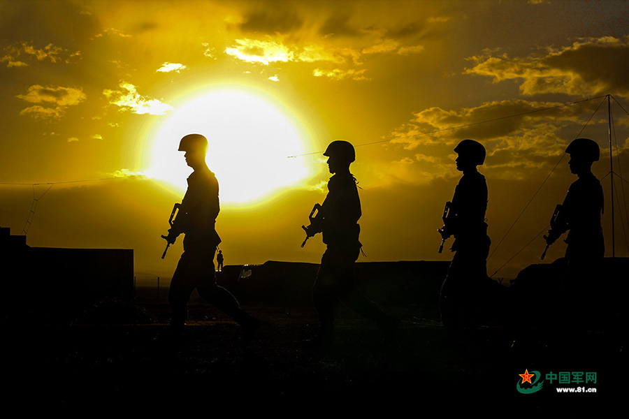 ELP realiza examina??o conjunta no oeste da China