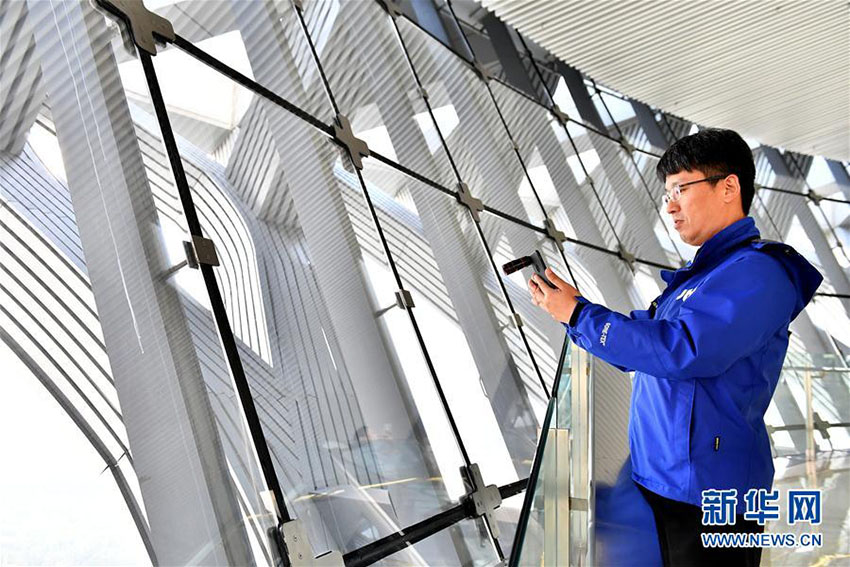 Jornalistas do 19o Congresso Nacional do PCCh visitam Eixo Central de Beijing