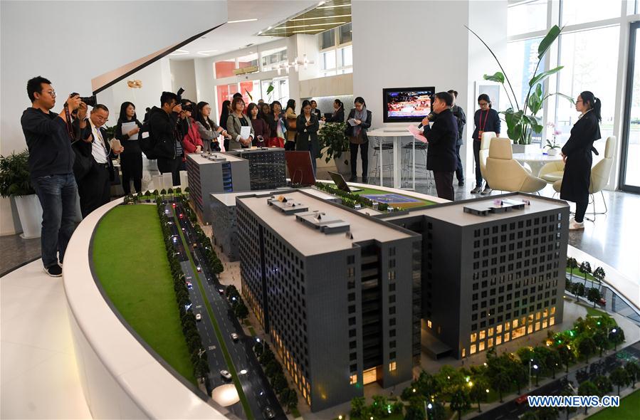 Jornalistas do 19o Congresso Nacional do PCCh participam nas visitas organizadas pelo Centro de Imprensa