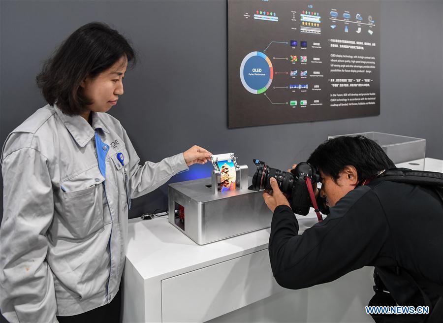 Jornalistas do 19o Congresso Nacional do PCCh participam nas visitas organizadas pelo Centro de Imprensa