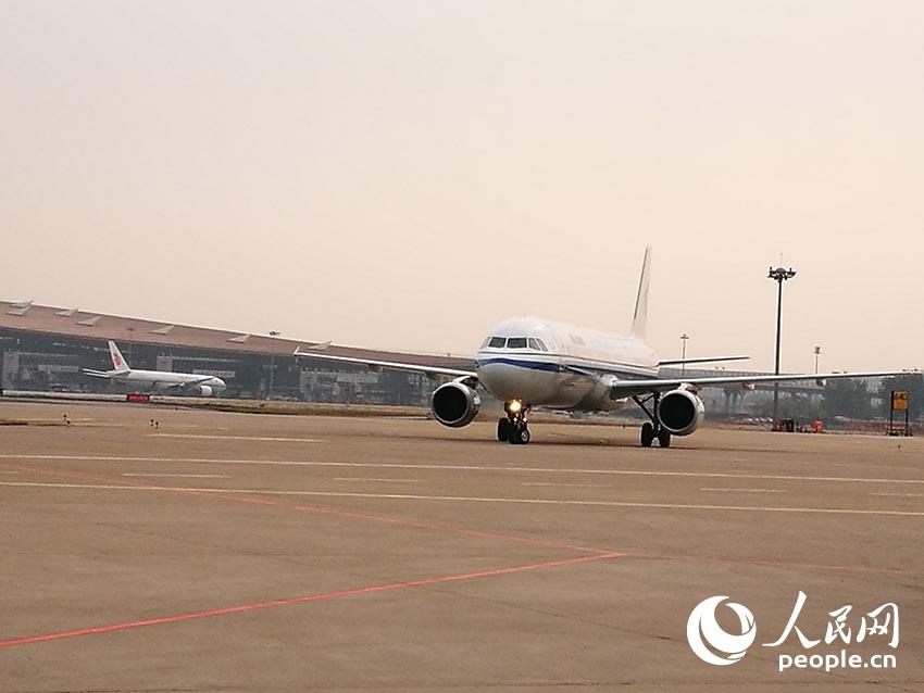 Delegados do 19o Congresso Nacional do PCCh chegam a Beijing