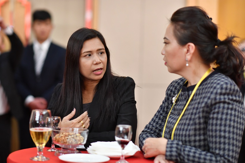 Galeria: Centro de imprensa do 19o Congresso Nacional do PCCh realiza banquete de boas-vindas para jornalistas