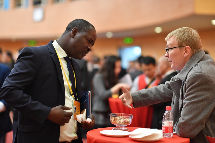 Galeria: Centro de imprensa do 19o Congresso Nacional do PCCh realiza banquete de boas-vindas para jornalistas