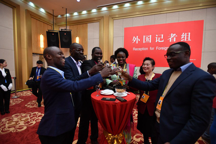 Galeria: Centro de imprensa do 19o Congresso Nacional do PCCh realiza banquete de boas-vindas para jornalistas