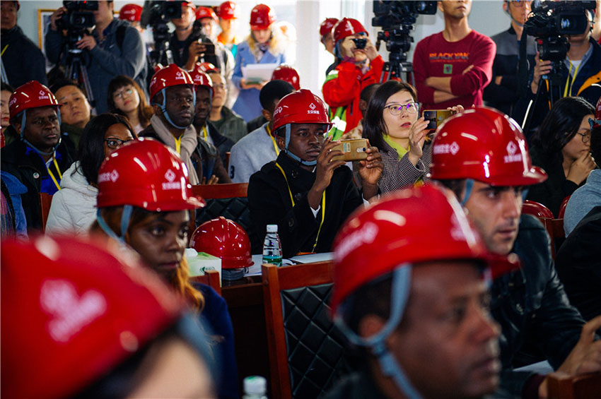 Terminal principal do novo aeroporto de Beijing recebe cobertura