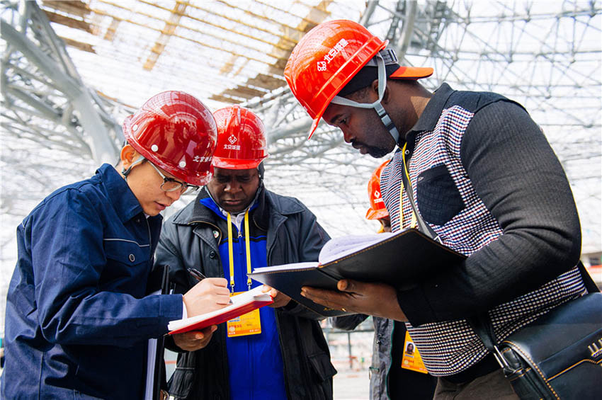 Terminal principal do novo aeroporto de Beijing recebe cobertura