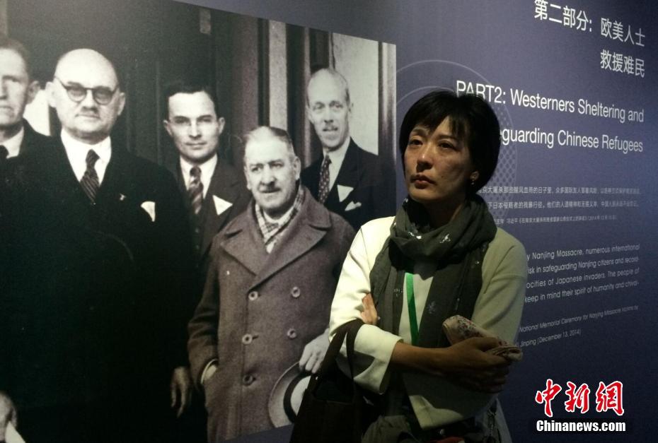 Jovens japoneses lamentam vítimas do Massacre de Nanjing