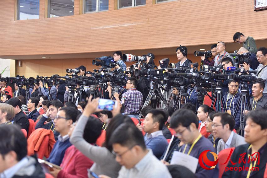 Congresso Nacional: Entrevista de grupo sobre constru??o de exército poderoso com características chinesas