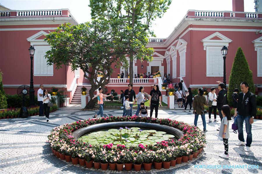 Pessoas visitam sede do governo da RAEM no Dia de Abertura