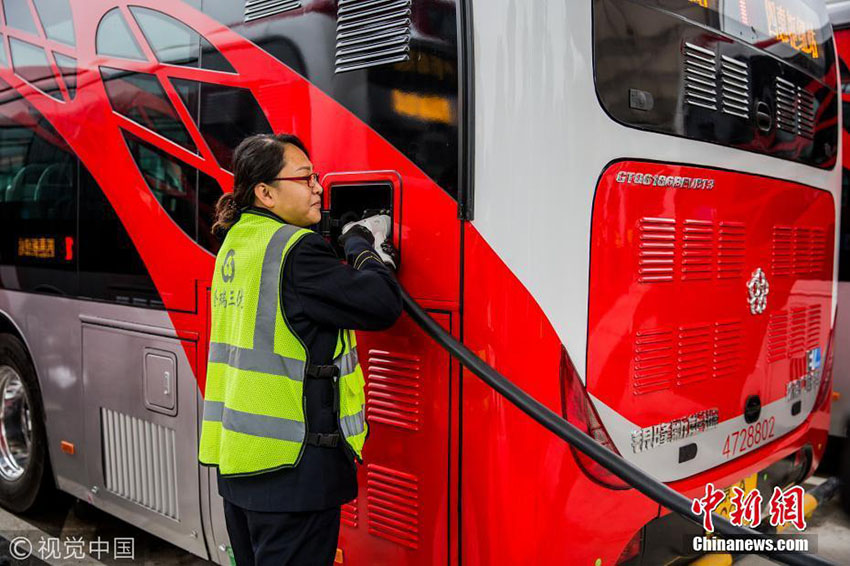 ?nibus totalmente elétricos come?am a circular nas ruas de Beijing
