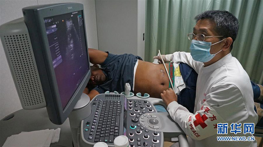 Navio hospital chinês oferece servi?o médico a pacientes angolanos