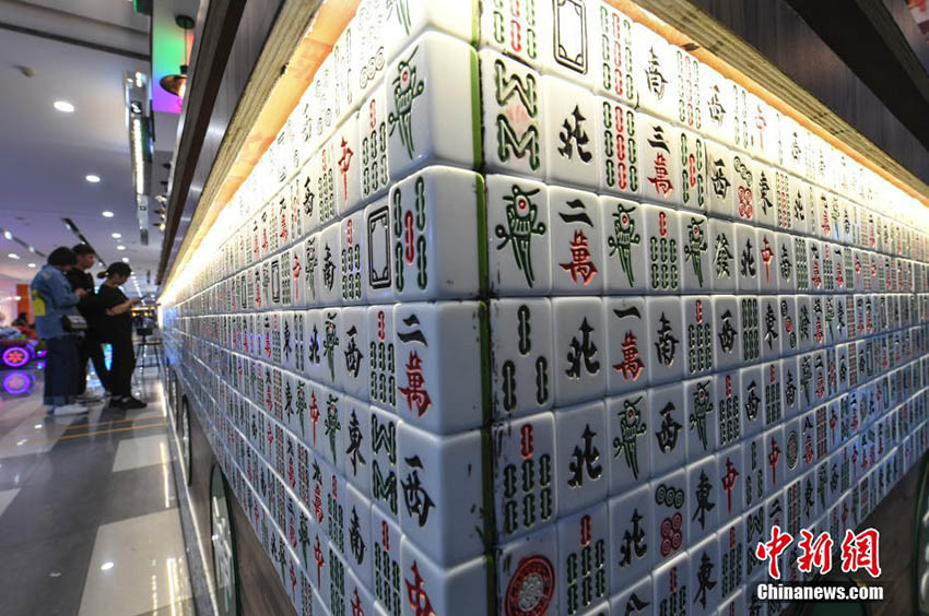 Parede decorada com pe?as de mahjong faz furor em Jinan