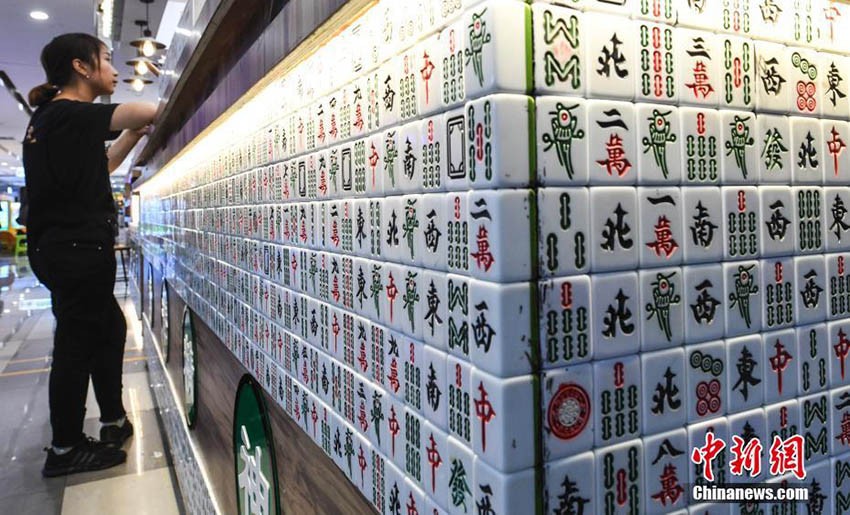 Parede decorada com pe?as de mahjong faz furor em Jinan